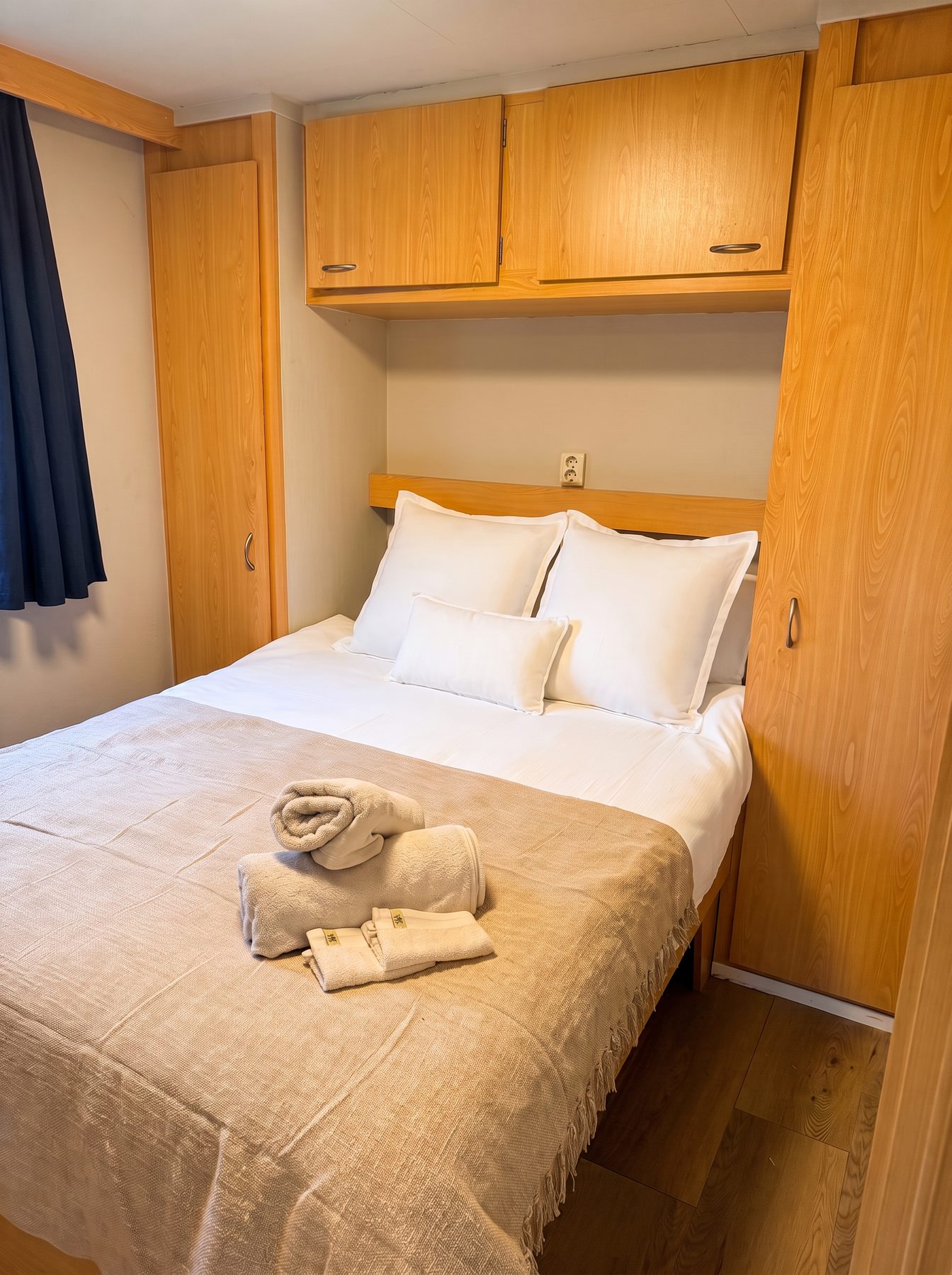 Tweede slaapkamer met opbergkasten en een tweepersoonsbed