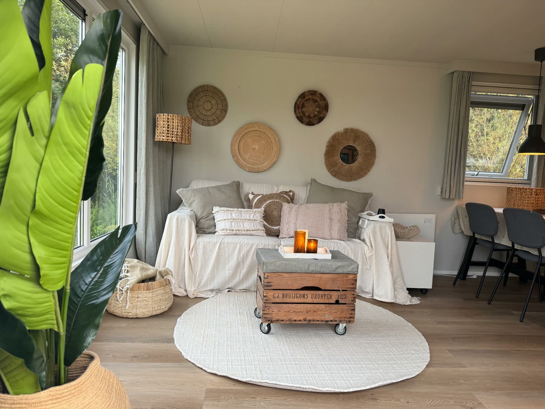 Woonkamer met loungebank en uitzicht op de tuin